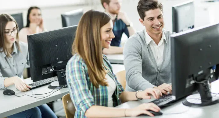 Uczestnicy szkolenia pracują na laptopach w arkuszach MS Excel